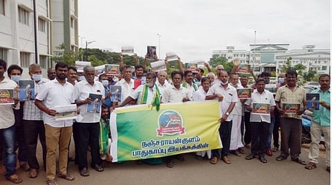 அரசு நிலத்தை முறைகேடாக விற்றதாக கூறி, திருப்பூர் மாவட்ட ஆட்சியர் அலுவலகத்தில் புகார் மனு அளித்த நஞ்சராயன் குளம் பாதுகாப்பு இயக்கத்தை சேர்ந்தவர்கள். | படம்: இரா.கார்த்திகேயன்.