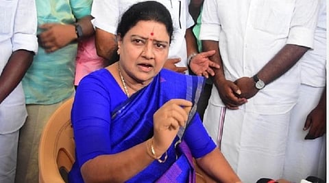 புதுக்கோட்டை மாவட்டம் கறம்பக்குடியில் திருமண விழாவில் சசிகலா.