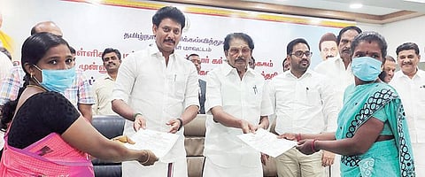 விருதுநகர் அருகே ஆமத்தூரில் உள்ள ஏஏஏ பொறியியல் கல்லூரியில் நேற்று நடைபெற்ற விழாவில், பள்ளி சாரா மற்றும் வயது வந்தோர் கல்வித் திட்டத்தின் கீழ் அடிப்படை எழுத்தறிவு பெற்றவர்களுக்கு பள்ளிக்கல்வி அமைச்சர் அன்பில் மகேஸ் பொய்யாமொழி, வருவாய்த்துறை அமைச்சர்  சாத்தூர் ராமச்சந்திரன் ஆகியோர் சான்றிதழ்களை வழங்கினர்.