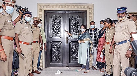 கட்சி அலுவலகம் யார் கட்டுப்பாட்டில் உள்ளது? - ஓபிஎஸ், இபிஎஸ் தரப்பு ஆஜராக நோட்டீஸ்