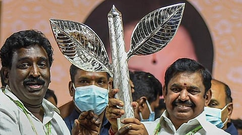 சென்னை ராயப்பேட்டையில் உள்ள அதிமுக தலைமை அலுவலகத்தில் ஓபிஎஸ் - இபிஎஸ் ஆதரவாளர்கள் இடையே நேற்று கடும் மோதல் ஏற்பட்டது. இதில் ஒருவரை ஒருவர் கடுமையாக தாக்கிக் கொண்டனர். அவர்களை போலீஸார் தடியடி நடத்தி கலைத்தனர்.