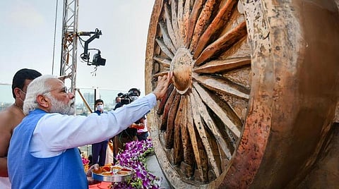 புதிய நாடாளுமன்ற கட்டிடத்தின் மேற்பரப்பில் வெண்கலத்தால் உருவாக்கப்பட்ட பிரம்மாண்ட தேசிய சின்னத்தை பிரதமர் நரேந்திர மோடி நேற்று திறந்துவைத்தார்.