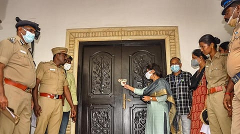 அதிமுக அலுவலகத்திற்கு வைக்கப்பட்ட சீலை அகற்றக் கோரி உயர் நீதிமன்றத்தில் முறையீடு