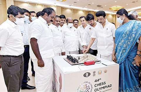 மாமல்லபுரம் பூஞ்சேரி கிராமத்தில் உள்ள விளையாட்டு வளாகத்தில் 44-வது செஸ் ஒலிம்பியாட் போட்டி தொடர்பான சிறப்பு ஆய்வுக் கூட்டம் நேற்று நடந்தது. இதில் பங்கேற்ற முதல்வர் மு.க.ஸ்டாலின், அங்கு வைக்கப்பட்டிருந்த டிஜிட்டல் சதுரங்க பலகையில் விளையாட்டு மேம்பாட்டுத் துறை அமைச்சர் சிவ.வீ.மெய்யநாதனுடன் சில நகர்வுகளை செய்தார். பொதுப்பணித் துறை அமைச்சர் எ.வ.வேலு, ஆ.ராசா எம்.பி., உதயநிதி எம்எல்ஏ, தலைமைச் செயலாளர் வெ.இறையன்பு உள்ளிட்டோர் உடனிருந்தனர்.﻿﻿