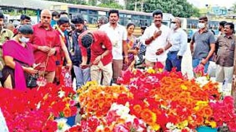 செயற்கை மலர்களை பயன்படுத்துவதை தவிர்க்கவும், இயற்கை மலர்களை பயன்படுத்த வலியுறுத்தியும், ஓசூரில் மலர் விவசாயிகள், வியாபாரிகள் சார்பில் நேற்று முன்தினம் ரூ.10 லட்சம் மதிப்பிலான 1 லட்சம் மலர்களை பொதுமக்களுக்கு இலவசமாக வழங்கினர்.