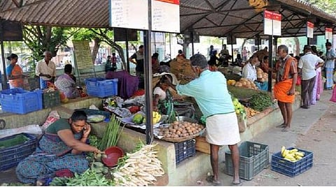 சிங்கம்புணரியில் வாடிக்கையாளர்களுக்கு 1 கிலோ தக்காளி, தேங்காய் இலவசம்