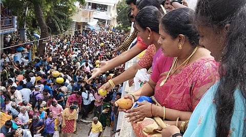 மாங்கனிகளை பக்தி பரவசத்துடன் வீசும் பக்தர்கள்