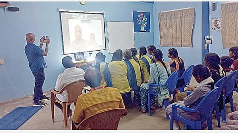 இணையம் மூலம் நாசா விஞ்ஞானியுடன் கலந்துரையாடிய மாணவிகள்