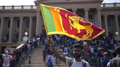 இலங்கையில் பெரும் கலவரம்; அரசியல் குழப்பம்: போராடும் மக்களை கட்டுப்படுத்த முடியாமல் ராணுவம் திணறல்
