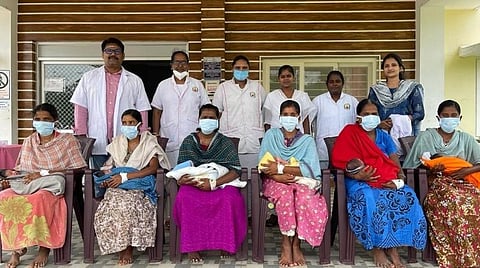 சேலம் மாவட்டம், கருமந்துறை மேம்படுத்தப்பட்ட ஆரம்ப சுகாதார நிலையத்தில் ஒரே நாளில் ஆறு சுகப்பிரவசம் மூலம் குழந்தைகள் பெற்றெடுத்த தாய்மார்கள்.