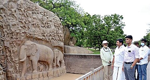 மாமல்லபுரத்தில் அர்ஜூனன் தபசு சிற்ப பகுதியில் மேம்பாட்டு பணிகள் குறித்து சுற்றுலாத் துறை அமைச்சர் மதிவேந்தன் ஆய்வு மேற்கொண்டார். உடன் சுற்றுலாத் துறை இயக்குநர் மற்றும் தமிழ்நாடு சுற்றுலா வளர்ச்சி கழக மேலாண்மை இயக்குநர் சந்திப் நந்தூரி உள்ளிட்டோர்.