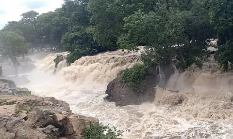 கர்நாடக அணைகளில் இருந்து 91 ஆயிரம் கனஅடி நீர் திறப்பு: ஒகேனக்கல்லில் தொடர் வெள்ளப்பெருக்கு