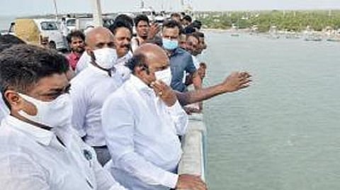பாம்பன் கால்வாயைத் தூர்வாருவது தொடர்பாக  ஆய்வு மேற்கொண்ட அமைச்சர் எ.வ.வேலு. படம்: எல். பாலச்சந்தர்