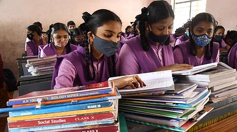 தாய்மொழிப் பாடம் வெற்றுப் பெருமைக்காக அல்ல... பாடவேளைகள் குறைப்பு சரியா?