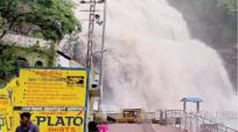மலைப்பகுதியில் பெய்த பலத்த மழை எதிரொலியாக குற்றாலம் பேரருவியில்  ஆர்ப்பரித்துக் கொட்டும் வெள்ளம்.