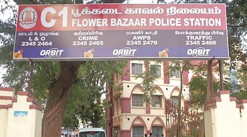 பெங்களூருவிலிருந்து காரில் வந்து 2 கடைகளில் திருடியவர் கைது