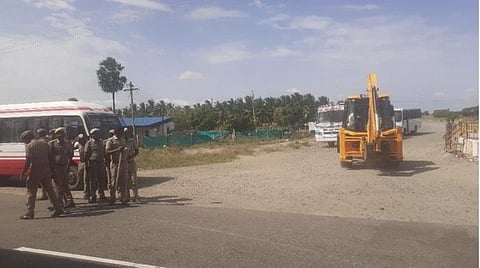 கரூர் | இலங்கை தமிழர் மறுவாழ்வு முகாம் கட்டுமான பணிக்கு இடையூறு: ஊராட்சி தலைவர் உள்ளிட்ட 4 பேர் கைது
