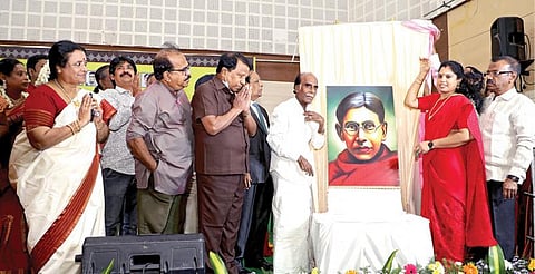 தமிழ் இயக்கம் சார்பில், சென்னை சர்.பிட்டி.தியாகராயர் அரங்கில் நேற்று நடைபெற்ற மறைமலையடிகளாரின் 147-வது பிறந்தநாள் விழாவில், மறைமலையடிகளாரின் உருவப் படத்தை கவிஞர் முத்துலிங்கம் திறந்து வைத்தார். உடன், விஐடி வேந்தரும், தமிழியக்க நிறுவனருமான கோ. விசுவநாதன், நாஞ்சில் சம்பத் உள்ளிட்டோர்.