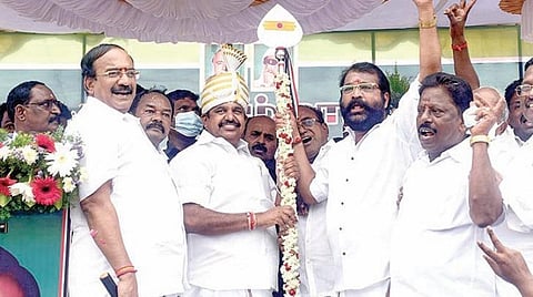 சேலம் வந்த எதிர்க்கட்சி தலைவர் பழனிசாமிக்கு, திருவாக் கவுண்டனூரில் அதிமுக சார்பில் வெள்ளிவேல் வழங்கப்பட்டது. படம்: எஸ்.குரு பிரசாத்