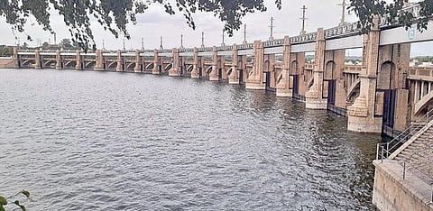 காவிரியில் நீர்வரத்து அதிகரித்துள்ளதால் மேட்டூர் அணையின் நீர்மட்டம் உயர்ந்து அணை முழு கொள்ளளவை எட்டும் நிலையில் உள்ளது. இதனால் உபரிநீர் போக்கியான 16 கண் மதகு பகுதியில் தண்ணீர் ததும்பி நிற்கிறது.