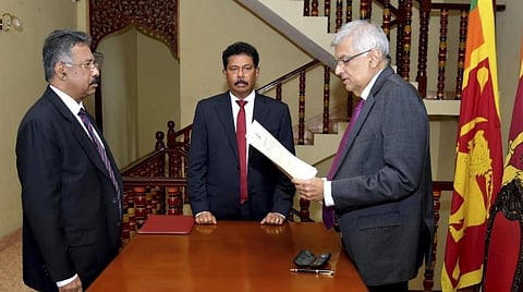 இலங்கையின் இடைக்கால அதிபராக ரணில் விக்ரமசிங்க நேற்று பதவியேற்றார். நாடாளுமன்றத்தில் புதிய அதிபர் தேர்ந்தெடுக்கப்படும்வரை இவர் பதவியில் இருப்பார்.படம்: பிடிஐ.
