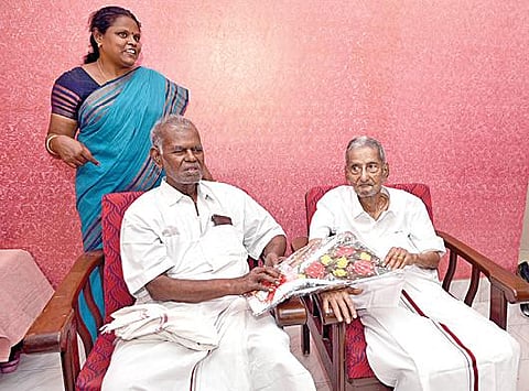 மார்க்சிஸ்ட் கம்யூனிஸ்ட் கட்சியின் மூத்த தலைவர் சங்கரய்யாவின் 101-வது பிறந்தநாளையொட்டி, குரோம்பேட்டையில் உள்ள அவரது இல்லத்தில் சந்தித்து வாழ்த்து தெரிவித்த 97 வயது மூத்த தலைவர் நல்லகண்ணு. 			             படம்: எம்.முத்துகணேஷ்