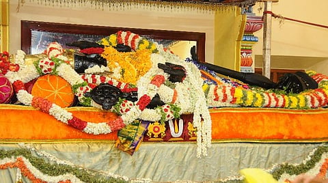 17-ம் நாளில் மஞ்சள் நிறப் பட்டாடையில் பக்தர்களுக்கு சயன கோலத்தில் அருள்பாலித்த அத்தி வரதர்.