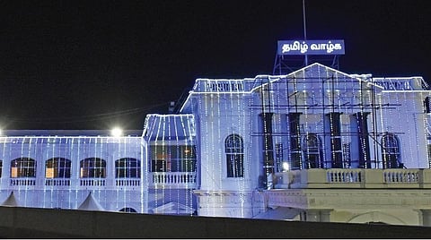 ‘தமிழ்நாடு நாள்’ விழாவை முன்னிட்டு வண்ண விளக்குகளால் அலங்கரிக்கப்பட்டுள்ள தலமைச் செயலக கட்டிடம்.
