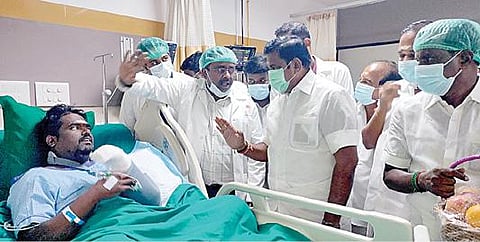 கார் விபத்தில் சிக்கி, மேல்மருவத்தூர் ஆதிபராசக்தி மருத்துவமனையில்  சிகிச்சை பெற்றுவரும் அதிமுகவினரை நலம் விசாரிக்கும் இடைக்கால பொதுச் செயலாளர் எடப்பாடி பழனிசாமி.