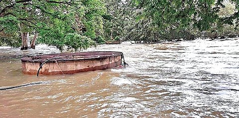 ஒகேனக்கல் காவிரியாற்றில் நீர்வரத்து நேற்று விநாடிக்கு 1.20 லட்சம் கனஅடியாக  இருந்தது. இதனால், அங்குள்ள சிறுவர் பூங்காவையொட்டியுள்ள ஆற்றில் கரைபுரண்டு ஓடிய வெள்ளம்.