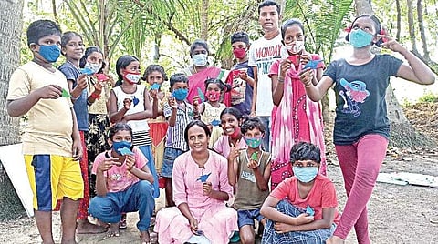 ஆசிரியர்களுடன் சேர்ந்து காகிதத்தில் விதவிதமான பொருட்களை உருவாக்கி மாணவர்கள் குதூகலிக்கிறார்கள்.
