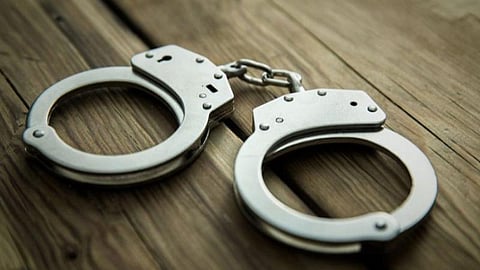 உடுமலை: கடன் வாங்கியவரின் தந்தையை தாக்கிய நிதி நிறுவனத்தினர் இருவர் கைது