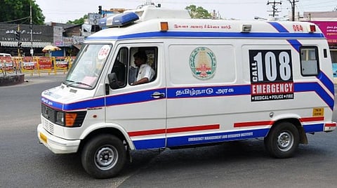 கூடலூர்: சாலையின் குறுக்கே மரம் விழுந்ததால் பெண்ணுக்கு ஆம்புலன்ஸில் பிரசவம் பார்த்த மருத்துவ உதவியாளர்கள்