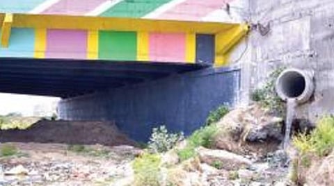 மதுரை ஆழ்வார்புரம் பகுதியில் குழாயில் இருந்து ஆற்றுக்குள் விழும் கழிவு நீர். படம்: என். தங்கரத்தினம்