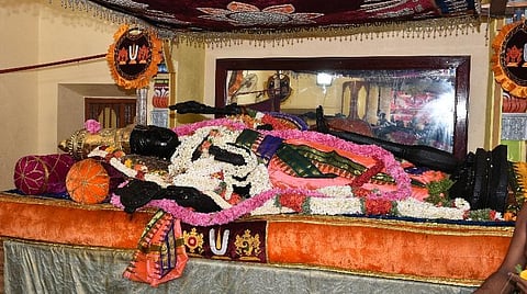 20-ம் நாளில் இளம் சிவப்பு நிறப் பட்டாடையில் பக்தர்களுக்கு சயன கோலத்தில் அருள்பாலித்த அத்தி வரதர்