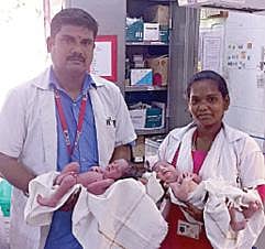 ஆம்புலன்ஸில்  பிறந்த  இரட்டை குழந்தைகளுடன் ஆம்புலன்ஸ் ஊழியர்கள்.