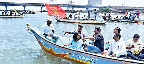 கொசஸ்தலை ஆற்றில் நாம் தமிழர் கட்சி தலைமை ஒருங்கிணைப்பாளர்  சீமான் தலைமையில் ஏராளமானோர் படகுகள் மூலம் சென்று ஆய்வு செய்தனர். படம்: ம.பிரபு