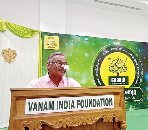 பல்லடம் அருகே வனாலயத்தில் நடைபெற்ற நிகழ்ச்சியில் பள்ளிக்குழந்தைகள் மத்தியில் உரையாற்றும் சுற்றுச்சூழல் ஆர்வலர் கோவை சதாசிவம். படம்: இரா.கார்த்திகேயன்