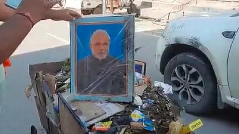 குப்பை வண்டியில் மோடி, யோகியின் புகைப்படங்கள்: பணி நீக்கம் செய்யப்பட்ட தூய்மைப் பணியாளருக்கு மீண்டும் வேலை