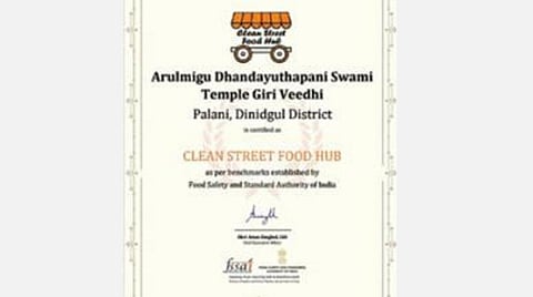 பழநி கிரி வீதியில் உள்ள தள்ளுவண்டி கடைகளுக்கு வழங்கியுள்ள 'கிளீன் ஸ்டிரீட் ஃபுட்' சான்றிதழ்