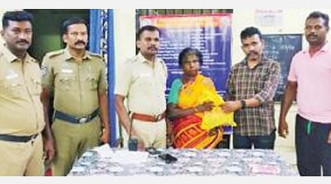 திருப்பத்தூர் காவல் நிலையத்தில் ரூ.3 லட்சத்தை உரியவரிடம் ஒப்படைத்த மூதாட்டி கவிதா