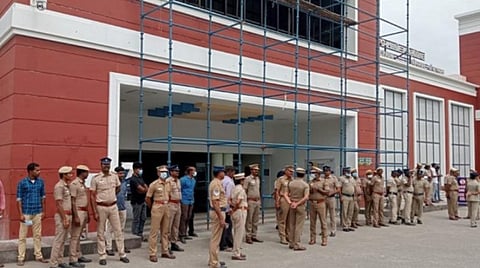 ஜங்சன் ரயில் நிலையத்தில் முன்னெச்சரிக்கை நடவடிக்கையாக  பாதுகாப்பு பணியில் போலீஸார்.
