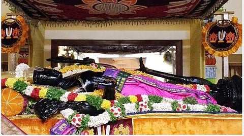 21-வது நாளில் ரோஜா நிறப் பட்டாடையில் சயன கோலத்தில் பக்தர்களுக்கு சயன கோலத்தில் அருள்பாலித்த அத்தி வரதர்