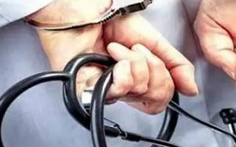 பழவேற்காடு பகுதியில் கிளினிக் நடத்திய போலி மருத்துவர் சிக்கினார்