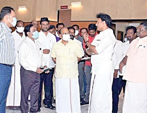 மாமல்லபுரத்தில் நடைபெறவுள்ள செஸ் ஒலிம்பியாட் போட்டிகளுக்கான முன்னேற்பாட்டுப் பணிகளை அமைச்சர்கள் அன்பில் மகேஸ் பொய்யாமொழி, தா.மோ.அன்பரசன் ஆய்வு செய்தனர்.