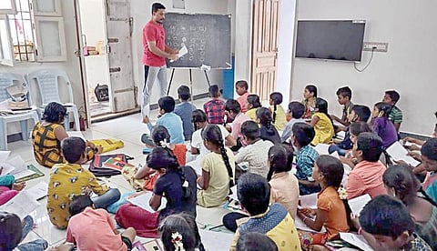 நவோதயா பள்ளி நுழைவுத்தேர்வுக்காக வீட்டில் பயிற்சி தரும் கூனிச்சம்பேட்டை பாவேந்தர் பாரதிதாசன் அரசு தொடக்கப் பள்ளி தலைமையாசிரியர்  சசிகுமார்.