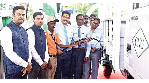 கோவை க.க.சாவடியில் உள்ள வாகனங்களுக்கான இயற்கை எரிவாயு
நிரப்பும் நிலையத்தில் நேற்று விற்பைனைய தொடங்கிவைத்த இந்தியன் ஆயில் நிறுவனத்தின் செயல் இயக்குநர் (தென் மண்டல பைப்லைன்) ஷைலேஷ் திவாரி உள்ளிட்ேடார். படம்:ஜெ.மேனாகரன்