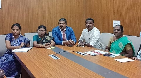 மாநில குழந்தைகள் உரிமைகள் பாதுகாப்பு ஆணையத் தலைவர் சரஸ்வதி ரங்கசாமி தலைமையிலான குழுவினர்.