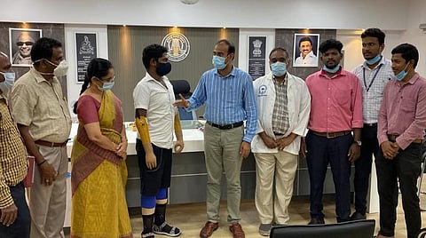 கோவை மாவட்ட ஆட்சியர் ஜி.எஸ்.சமீரனை சந்தித்து நன்றி தெரிவித்த சுபாஷ். உடன், கோவை அரசு மருத்துவமனையின் டீன் நிர்மலா, மருத்துவமனையின் முடநீக்கியல், விபத்து சிகிச்சை பிரிவு இயக்குநர் டாக்டர் செ.வெற்றிவேல்செழியன் உள்ளிட்டோர்.