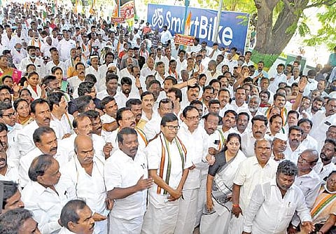 நேஷ்னல் ஹெரால்டு நிறுவன பங்கு தொடர்பாக காங்கிரஸ் தலைவர் சோனியாகாந்தியிடம் அமலாக்கத்துறை நேற்று விசாரணை நடத்தியதைத் கண்டித்து, தமிழ்நாடு காங்கிரஸ் சார்பில் மாநிலத் தலைவர் கே.எஸ்.அழகிரி தலைமையில் சென்னை ராஜரத்தினம் விளையாட்டரங்கம் முன்பு நேற்று ஆர்ப்பாட்டம் நடத்தப்பட்டது. படம்: ம.பிரபு